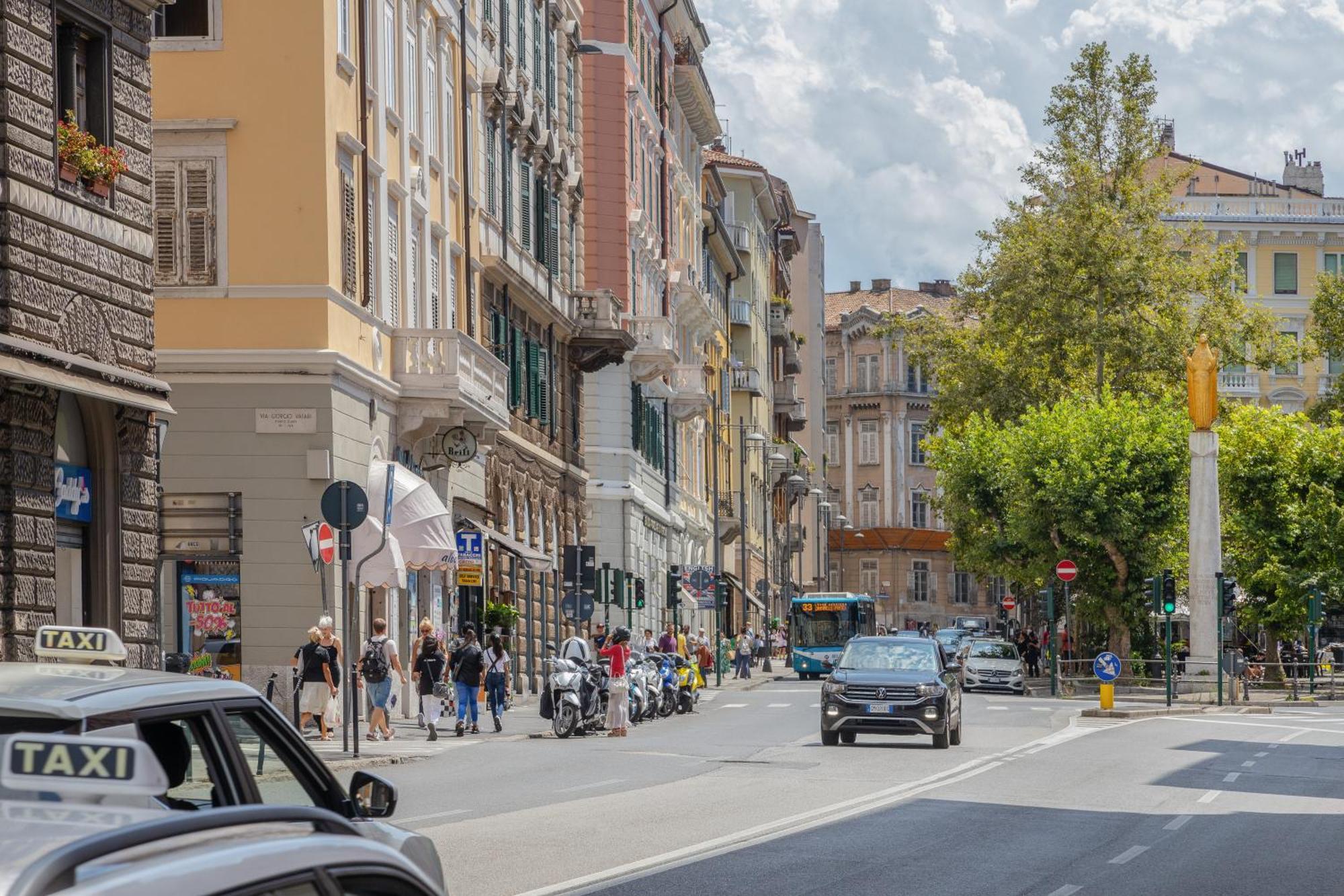 Blake, Attico Centrale Con Parcheggio A Τεργέστη Εξωτερικό φωτογραφία